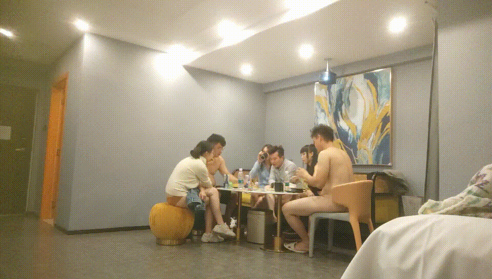 三个小伙各自带着漂亮的小娇妻酒店玩换妻❤️玩游戏输了脱衣服最后全部脱光光