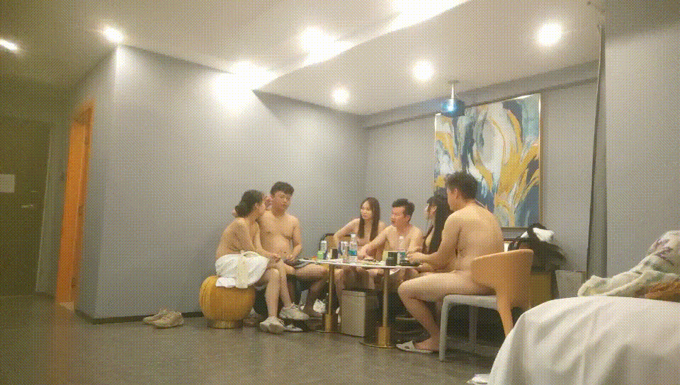 三个小伙各自带着漂亮的小娇妻酒店玩换妻❤️玩游戏输了脱衣服最后全部脱光光