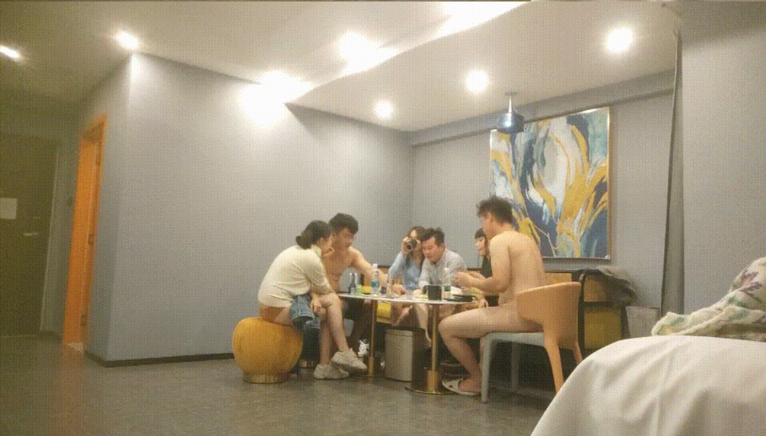 三个小伙各自带着漂亮的小娇妻酒店玩换妻❤️玩游戏输了脱衣服最后全部脱光光