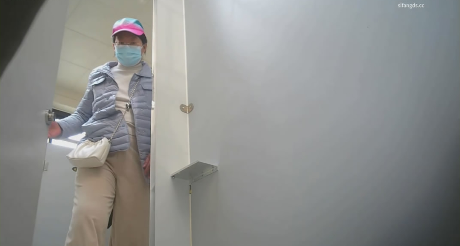 最新流出❤️大神潜入旅游景区人满为患的女厕超近视角偷拍撸起裤脚尿尿的眼镜美女性感的小屁股白白的