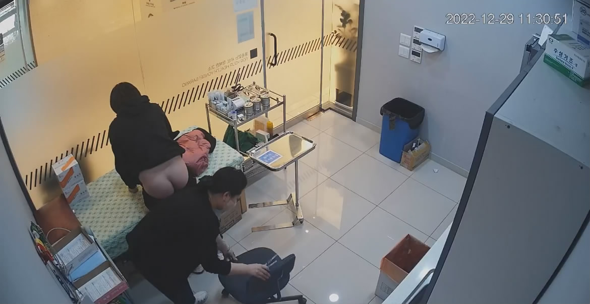 黑客破解医院摄像头偷拍❤️来打针的女人们撅着大白屁股等待插针居然还有男医生插着氧气管打针