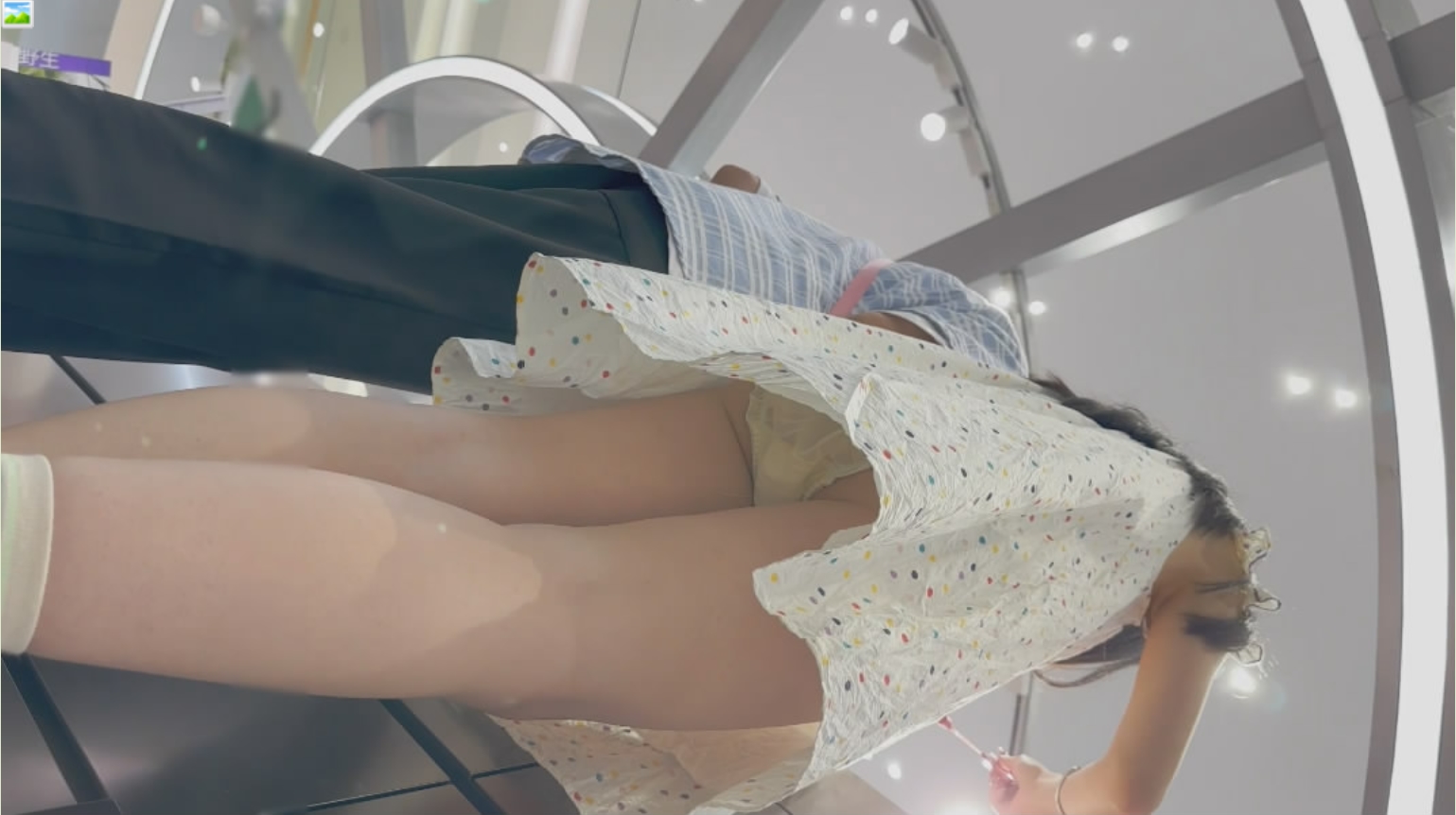 尾随偷拍❤️和男友甜蜜逛街宽松长裙学妹黄色半透明可爱内内CD时看到没穿胸罩出了半个大奶