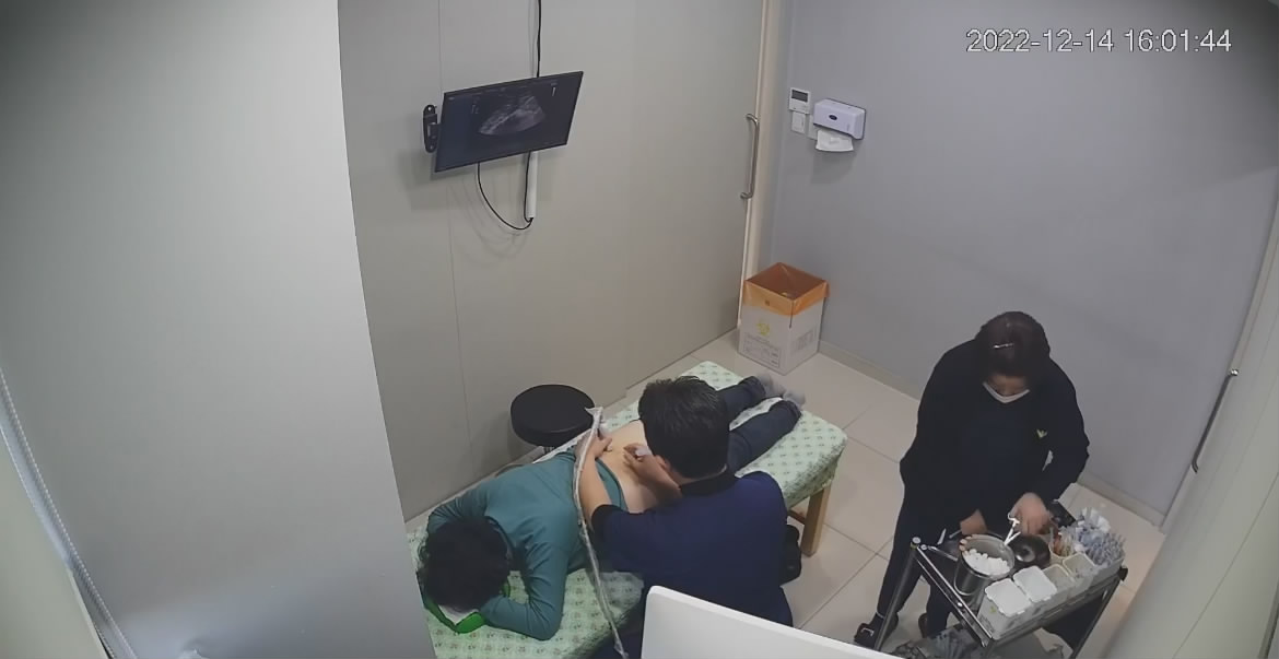 黑客破解医院摄像头偷拍❤️来打针的女人们撅着大白屁股等待插针居然还有男医生插着氧气管打针