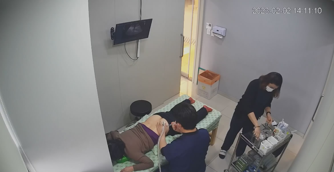 黑客破解医院摄像头偷拍❤️来打针的女人们撅着大白屁股等待插针居然还有男医生插着氧气管打针