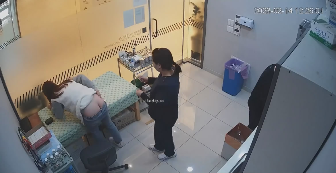 黑客破解医院摄像头偷拍❤️来打针的女人们撅着大白屁股等待插针居然还有男医生插着氧气管打针