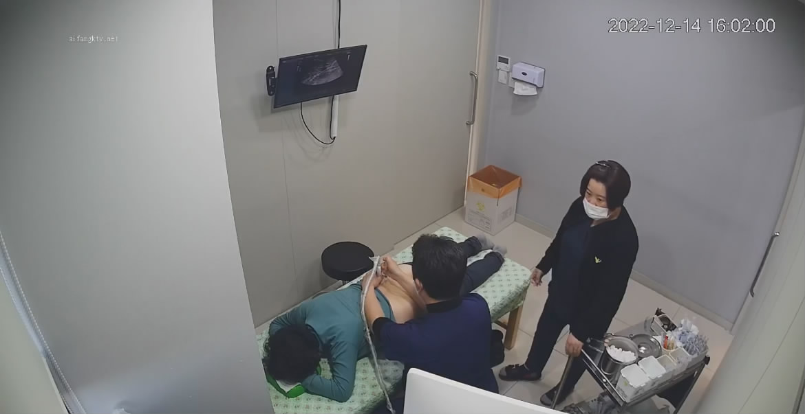 黑客破解医院摄像头偷拍❤️来打针的女人们撅着大白屁股等待插针居然还有男医生插着氧气管打针