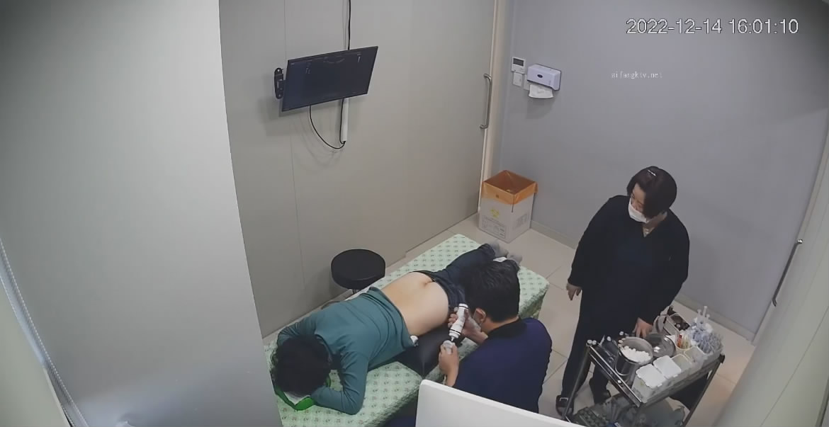 黑客破解医院摄像头偷拍❤️来打针的女人们撅着大白屁股等待插针居然还有男医生插着氧气管打针