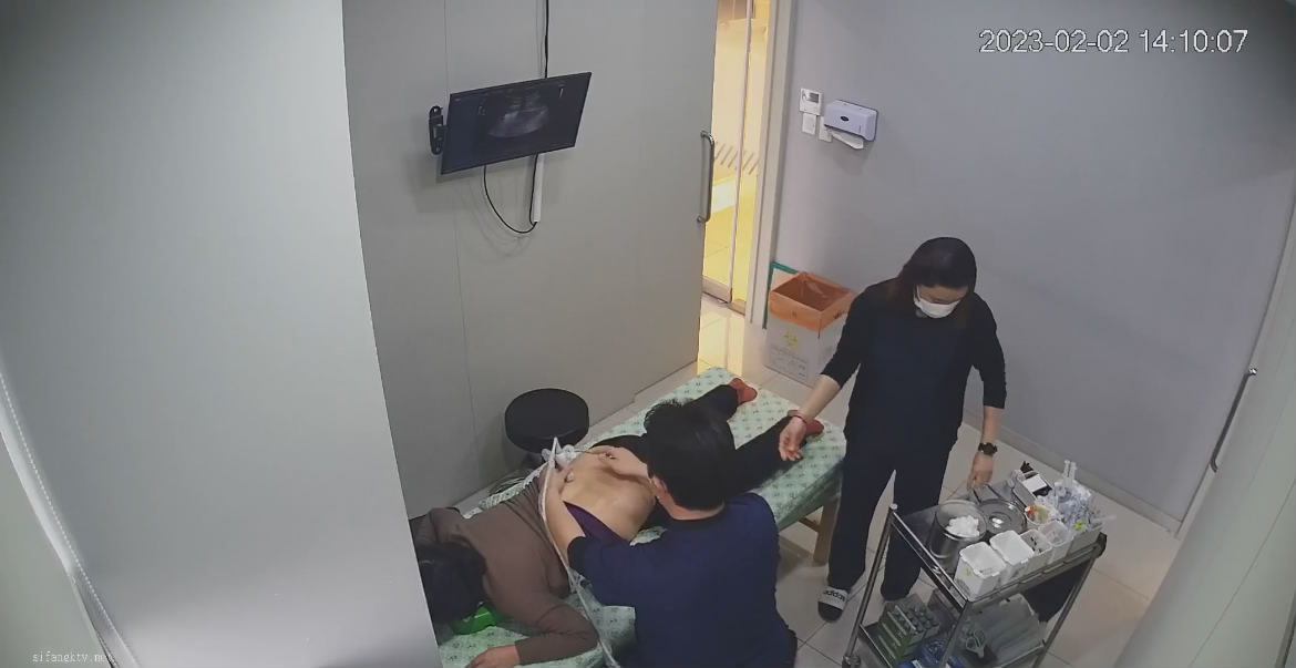 黑客破解医院摄像头偷拍❤️来打针的女人们撅着大白屁股等待插针居然还有男医生插着氧气管打针