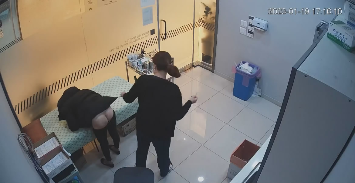 黑客破解医院摄像头偷拍❤️来打针的女人们撅着大白屁股等待插针居然还有男医生插着氧气管打针