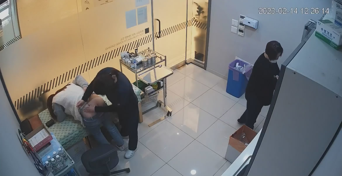 黑客破解医院摄像头偷拍❤️来打针的女人们撅着大白屁股等待插针居然还有男医生插着氧气管打针