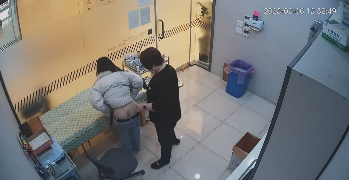 黑客破解医院摄像头偷拍❤️来打针的女人们撅着大白屁股等待插针居然还有男医生插着氧气管打针
