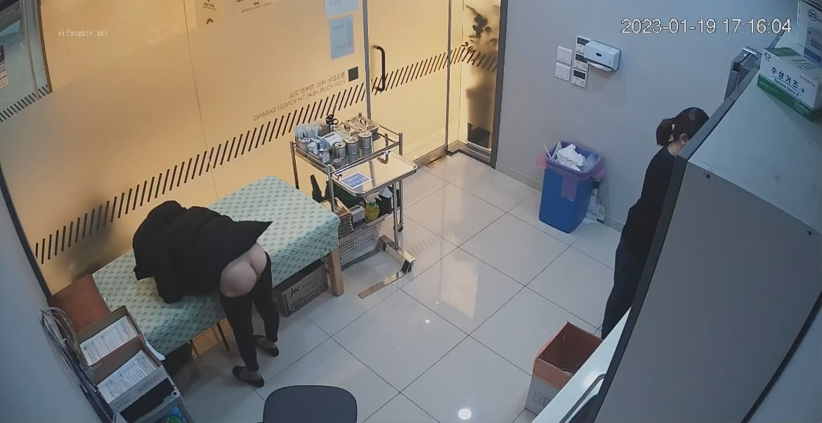 黑客破解医院摄像头偷拍❤️来打针的女人们撅着大白屁股等待插针居然还有男医生插着氧气管打针