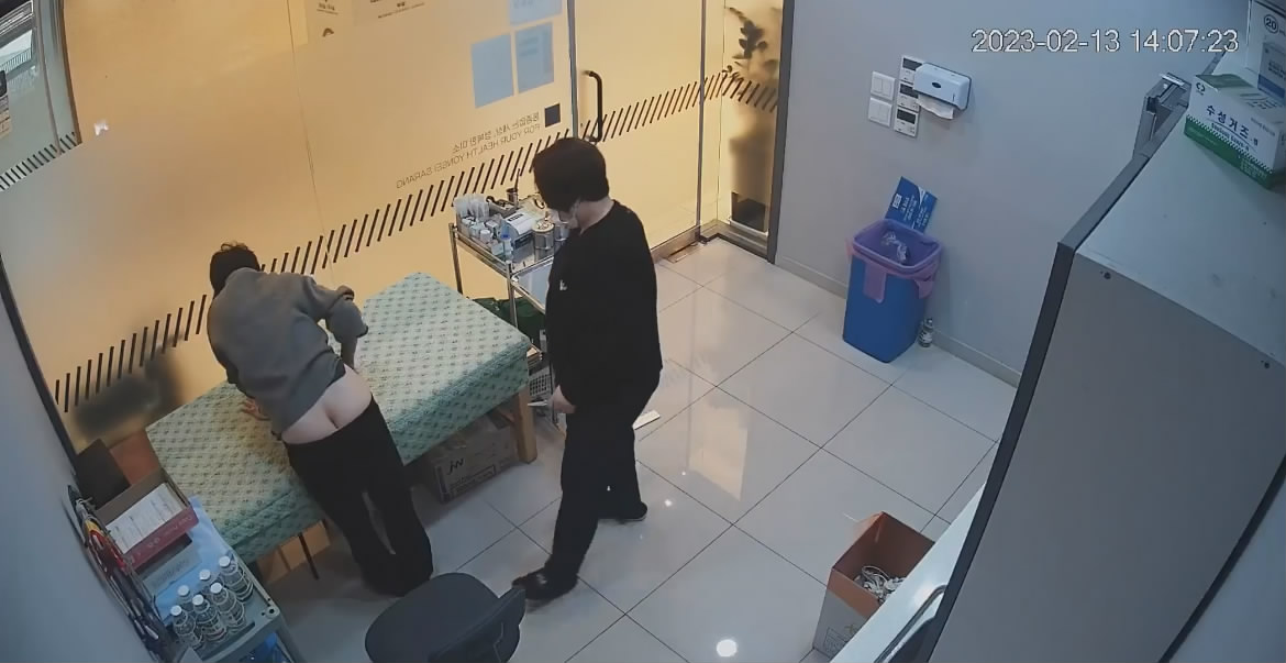 黑客破解医院摄像头偷拍❤️来打针的女人们撅着大白屁股等待插针居然还有男医生插着氧气管打针