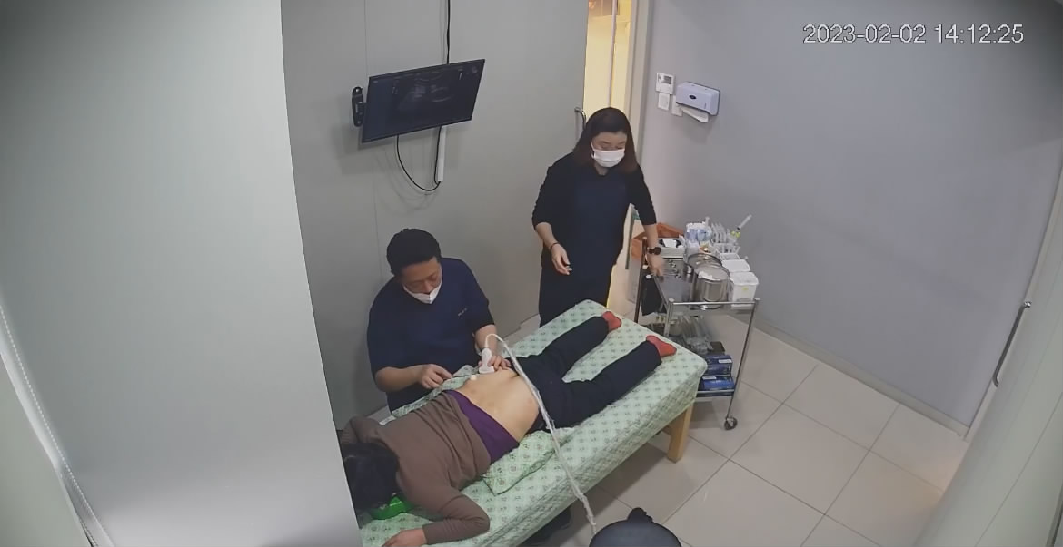 黑客破解医院摄像头偷拍❤️来打针的女人们撅着大白屁股等待插针居然还有男医生插着氧气管打针
