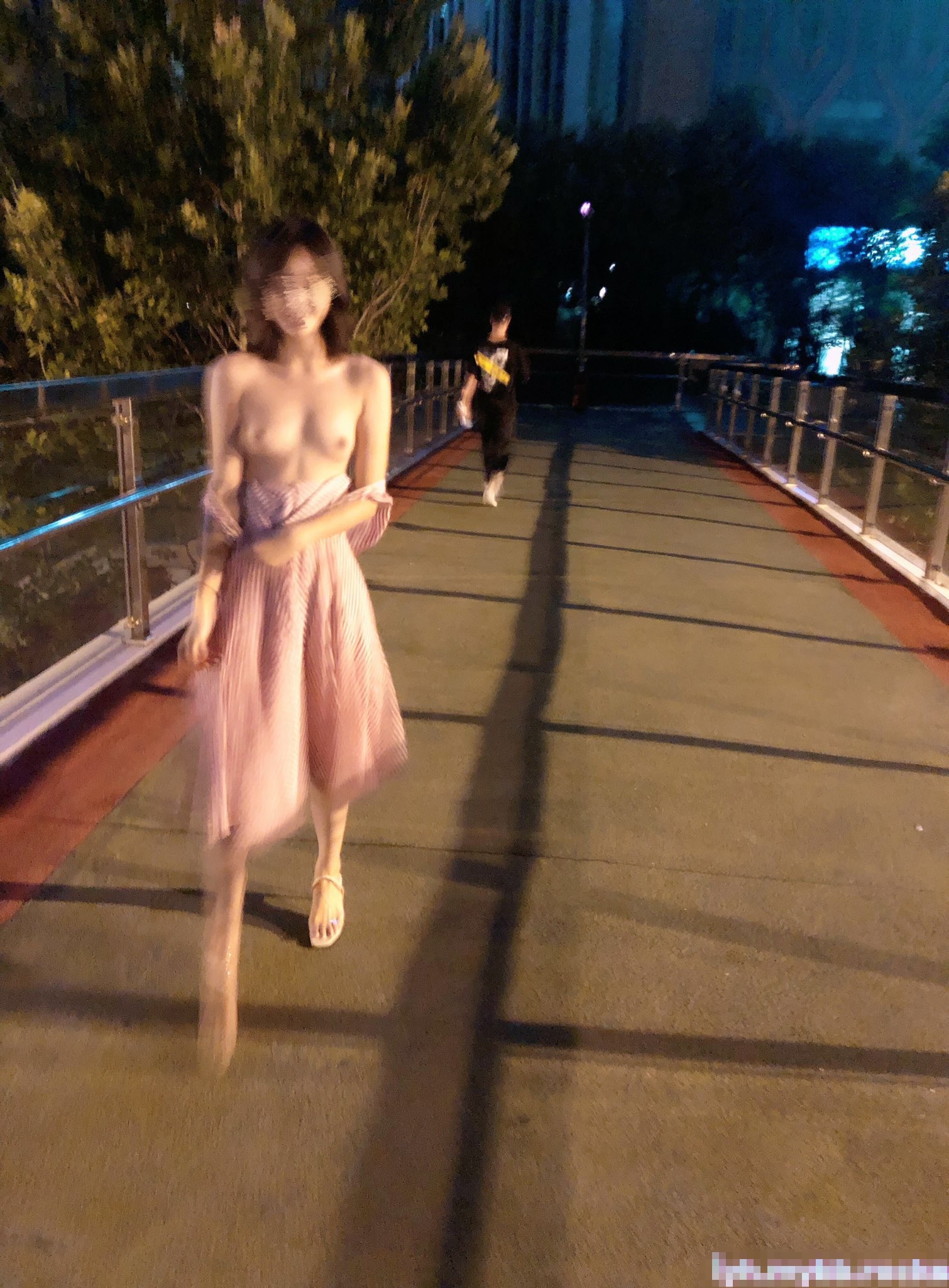 不能说普通只能说相当炸裂 就真的很神奇 女神带你解锁各种道具 平时生活中傲娇女神，私下就是这么淫荡