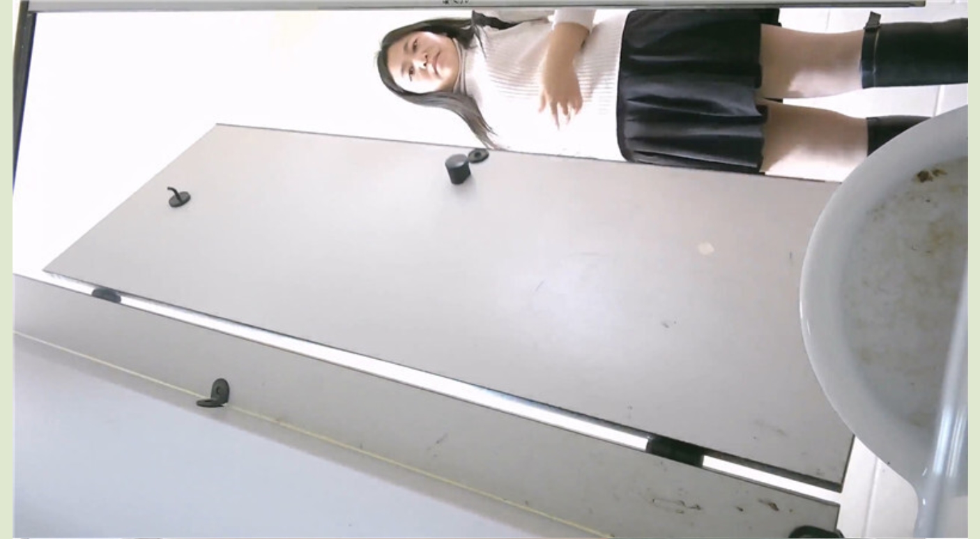 大学女厕全景偷拍❤️多位漂亮学妹的各种美鲍鱼