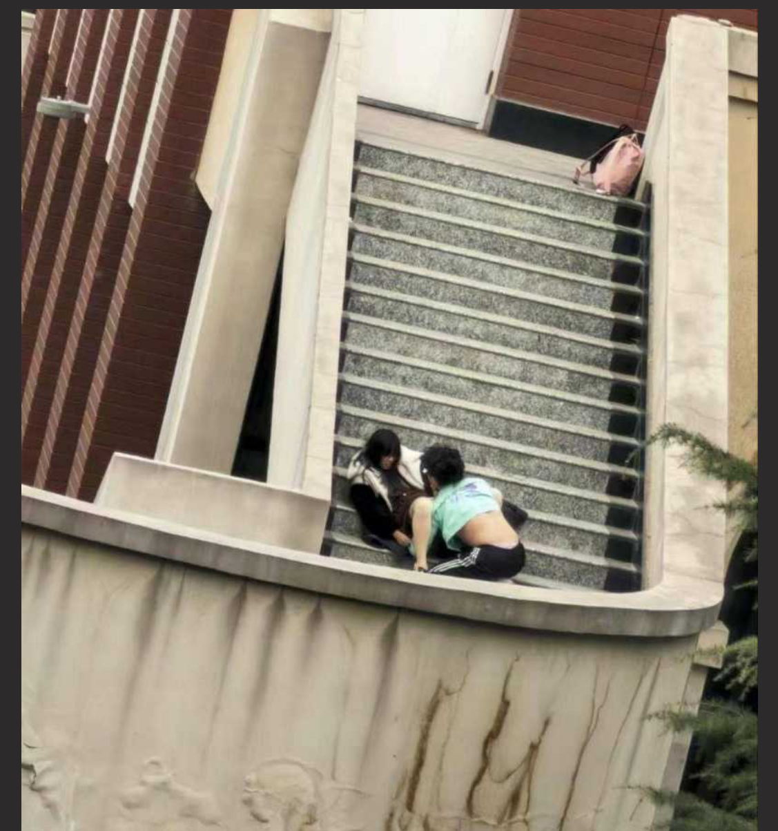 兰州交通大学赤壁之战！小情侣光天化日之下尽在楼梯做这样的事