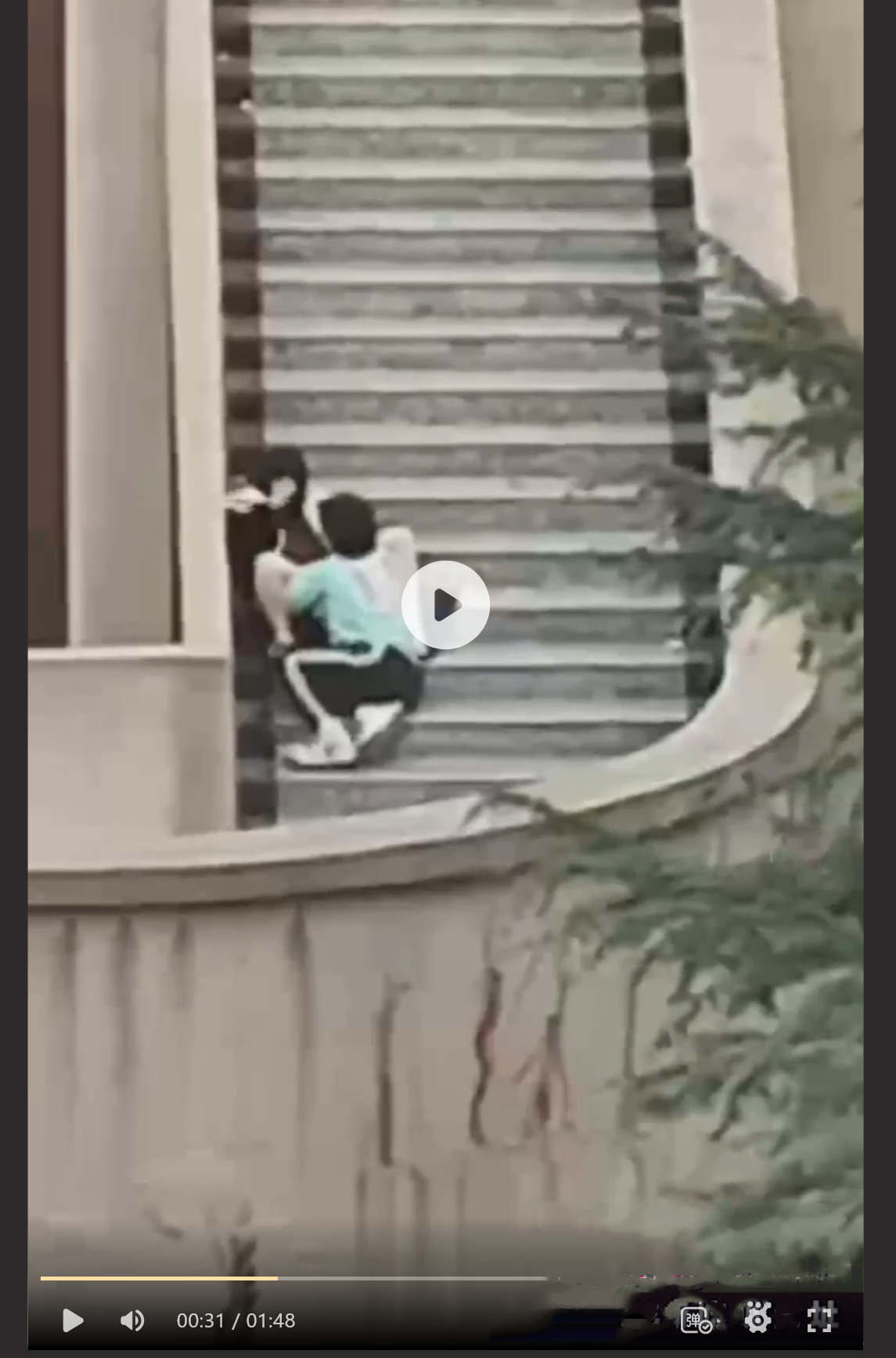 兰州交通大学赤壁之战！小情侣光天化日之下尽在楼梯做这样的事