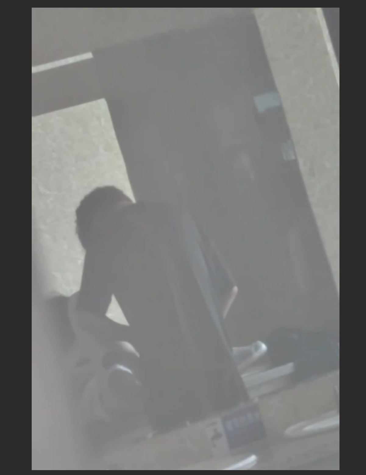 高校情侣厕所门口当众啪啪视频遭全校疯传 洗手台上敞开腿给男子轻柔轻插