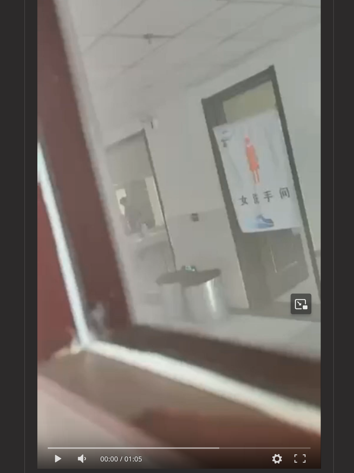 高校情侣厕所门口当众啪啪视频遭全校疯传 洗手台上敞开腿给男子轻柔轻插