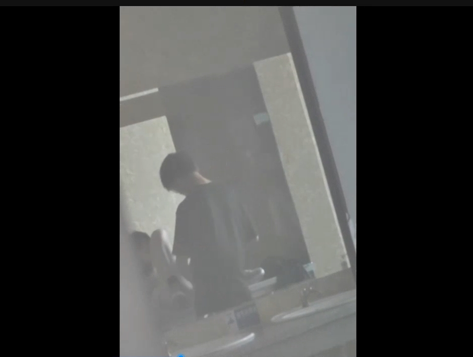 高校情侣厕所门口当众啪啪视频遭全校疯传 洗手台上敞开腿给男子轻柔轻插