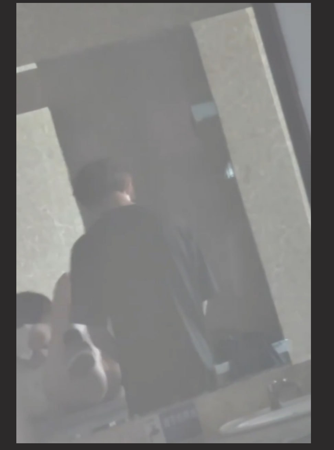 高校情侣厕所门口当众啪啪视频遭全校疯传 洗手台上敞开腿给男子轻柔轻插