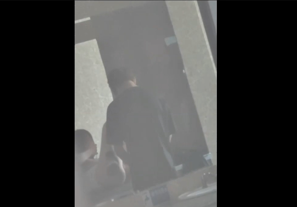 高校情侣厕所门口当众啪啪视频遭全校疯传 洗手台上敞开腿给男子轻柔轻插
