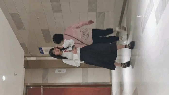 坑神守候热闹商场女厕多点位实拍超多靓妹小姐姐方便~眼花缭乱好多极品