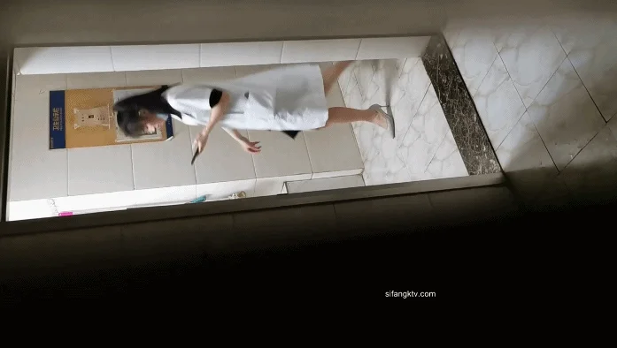 坑神守候热闹商场女厕多点位实拍超多靓妹小姐姐方便~眼花缭乱好多极品
