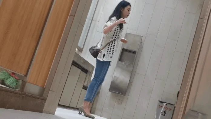 坑神守候热闹商场女厕多点位实拍超多靓妹小姐姐方便~眼花缭乱好多极品