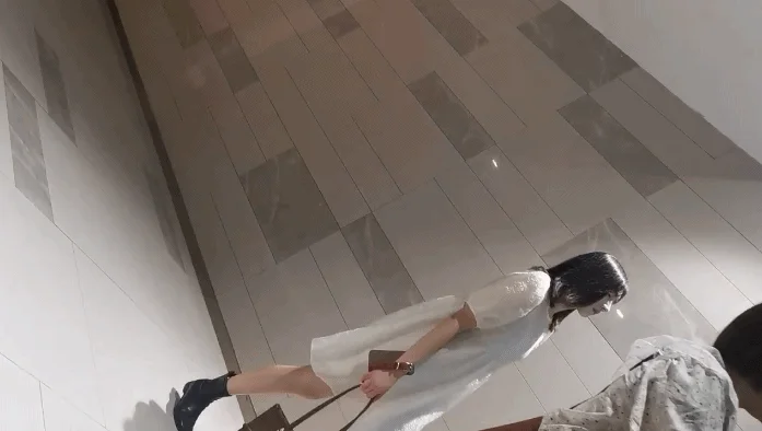 坑神守候热闹商场女厕多点位实拍超多靓妹小姐姐方便~眼花缭乱好多极品