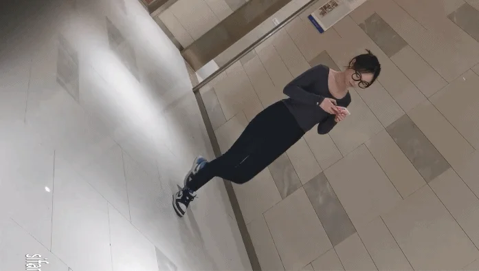 坑神守候热闹商场女厕多点位实拍超多靓妹小姐姐方便~眼花缭乱好多极品