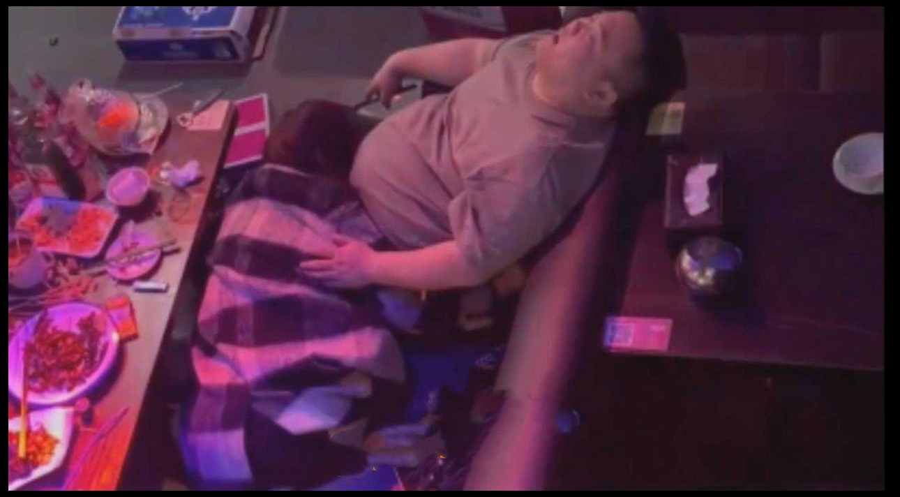 全网疯传 青岛奥斯卡酒吧 妹子当众给一个胖子口交 后被围观者制止