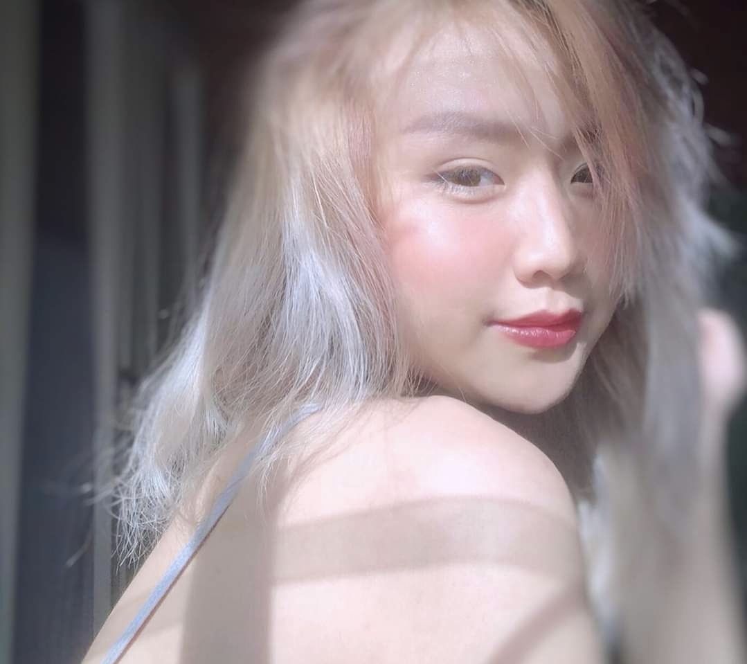 黄发白虎小妹