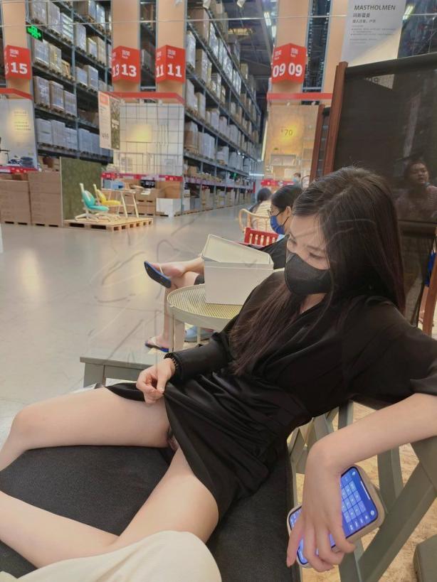 看起来就很淫荡的人妻