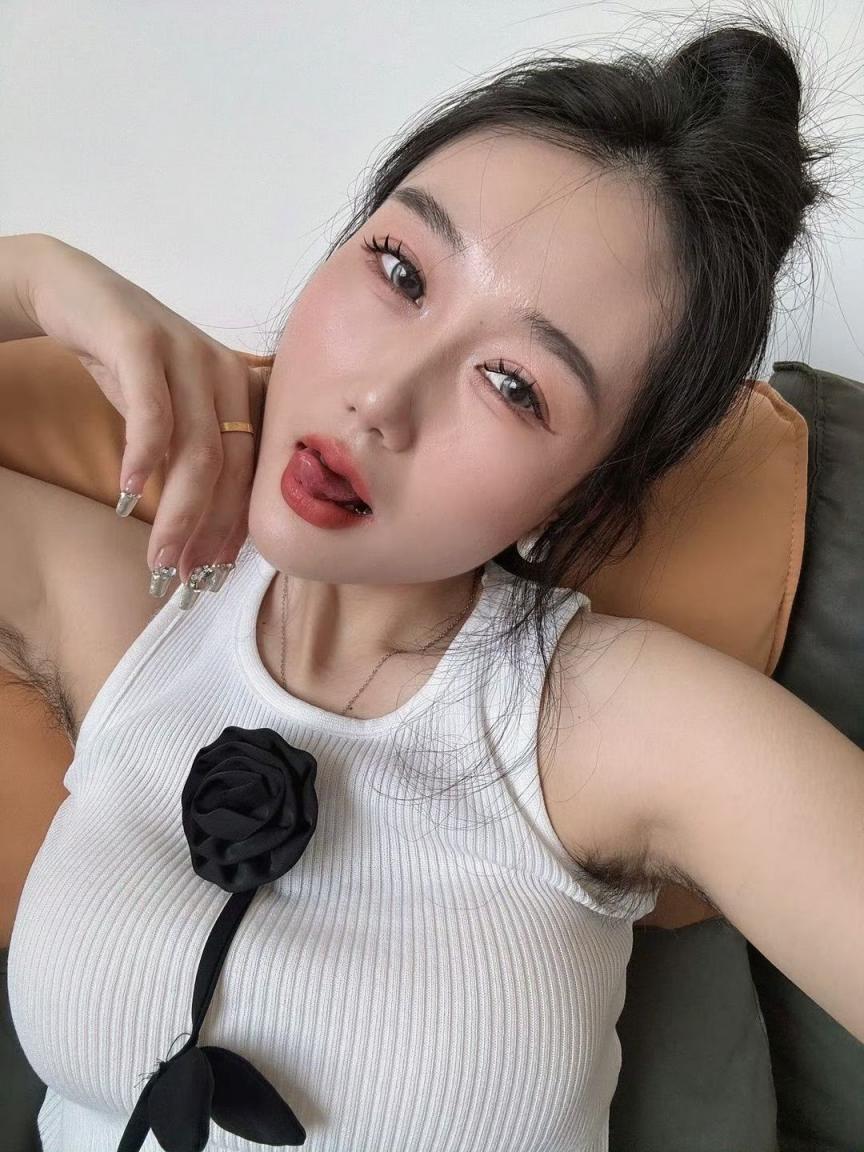 看起来就很淫荡的人妻